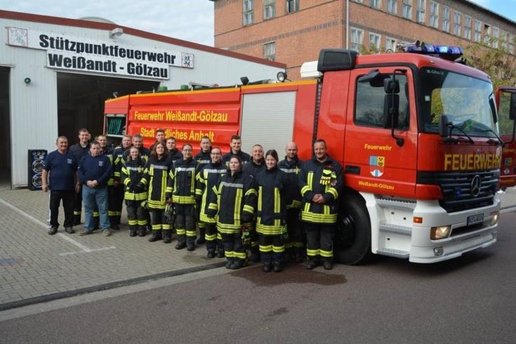 Gruppenfoto der Freiwilligen Feuerwehr in Weissandt-Gölzau vor dem neuen Einsatzfahrzeug.