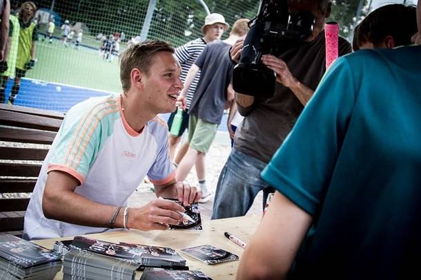 Autogrammstunde mit Hockey-Weltmeister Hannes Müller.