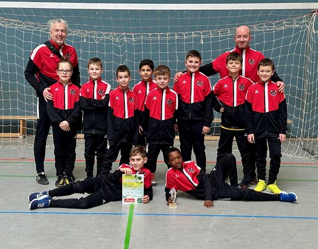 Gruppenfoto der Junioren-Mannschaft mit den neuen Trainingsanzügen.