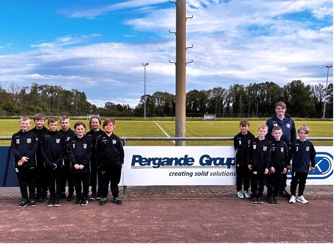 Gruppenfoto der E-Junioren des SV Gölzau 1924 e.V. auf dem Sportplatz.