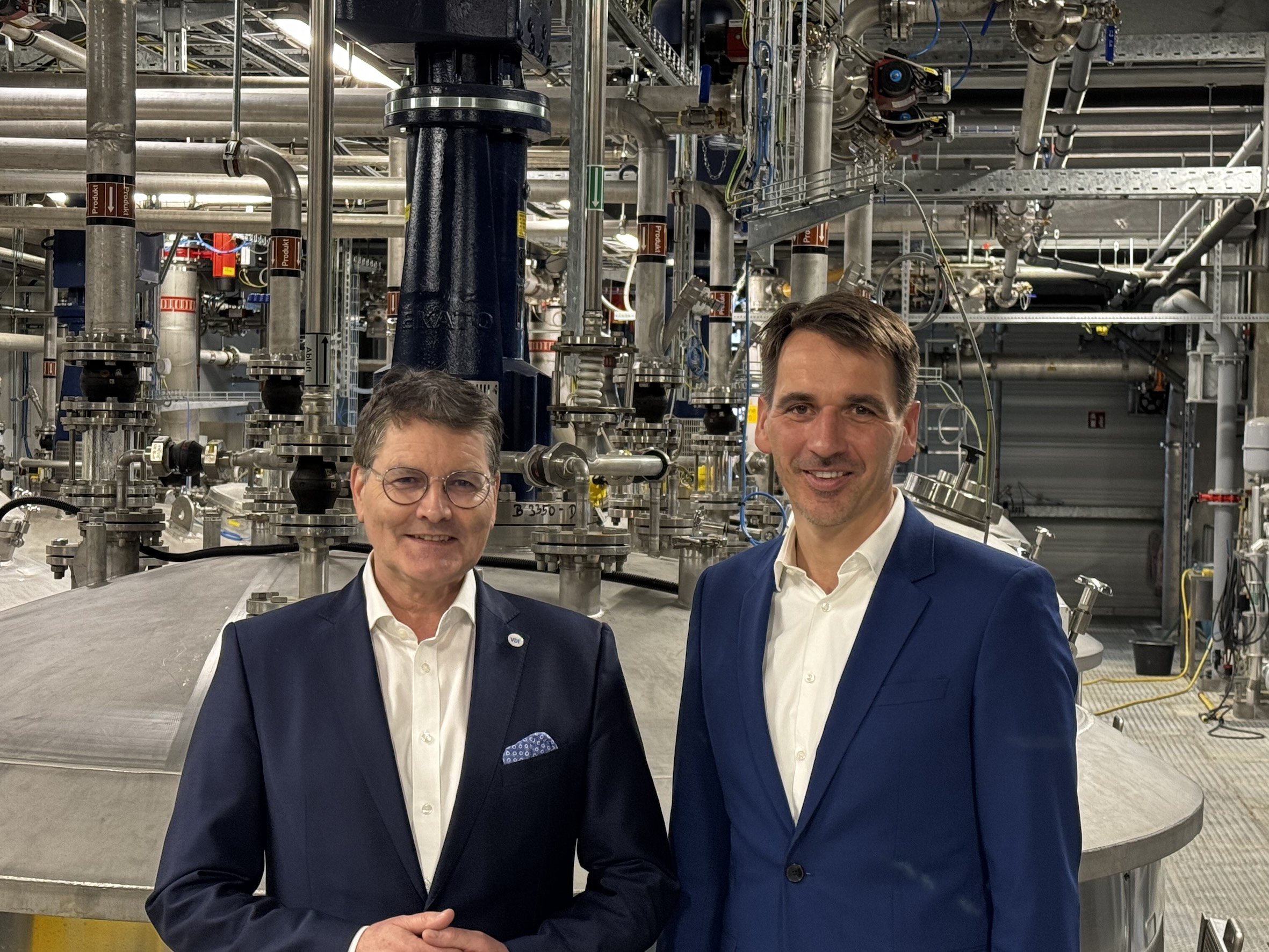 Direktor und Geschäftsführer von VDI in den Werkshallen der Pergande Gruppe.